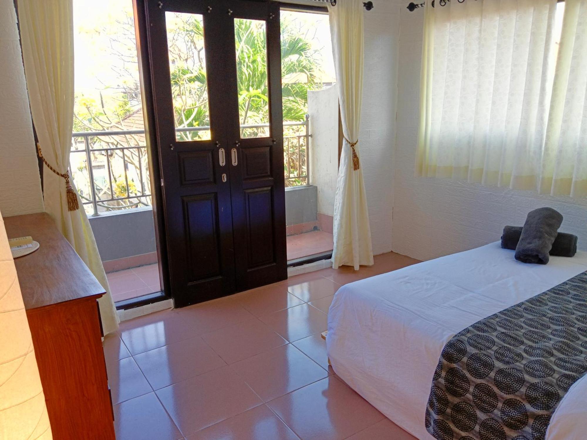 Mama Mega Homestay Pesanggaran Exterior photo