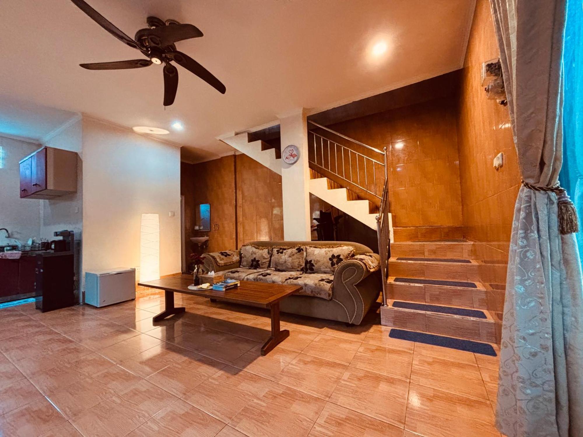 Mama Mega Homestay Pesanggaran Exterior photo
