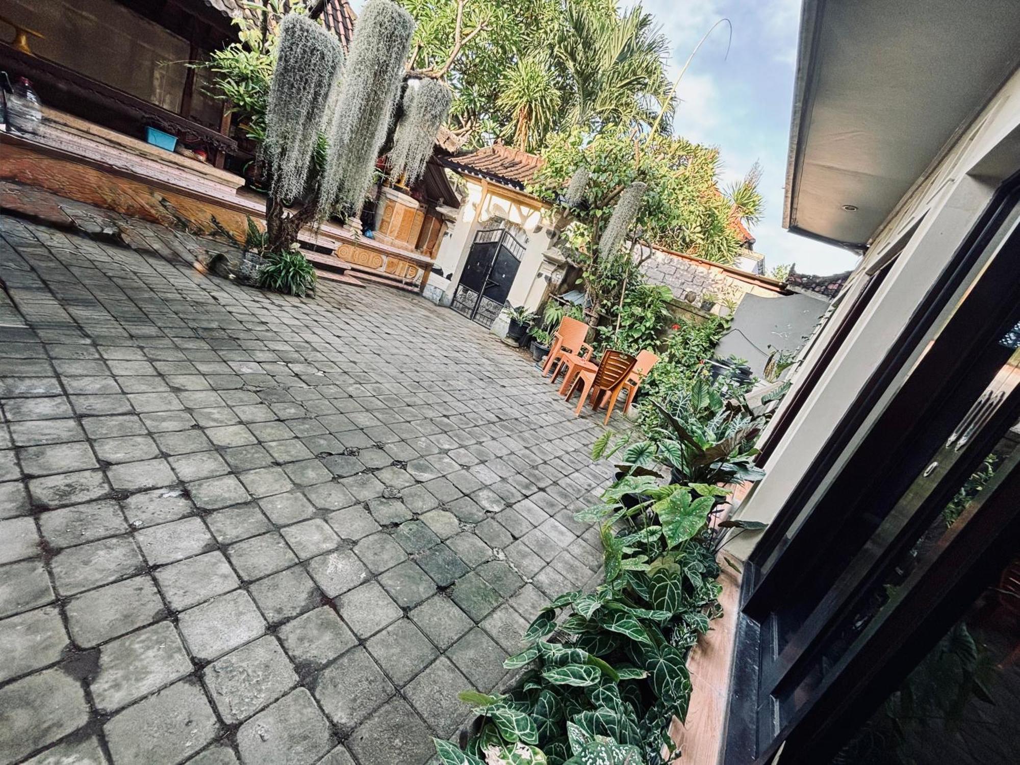 Mama Mega Homestay Pesanggaran Exterior photo