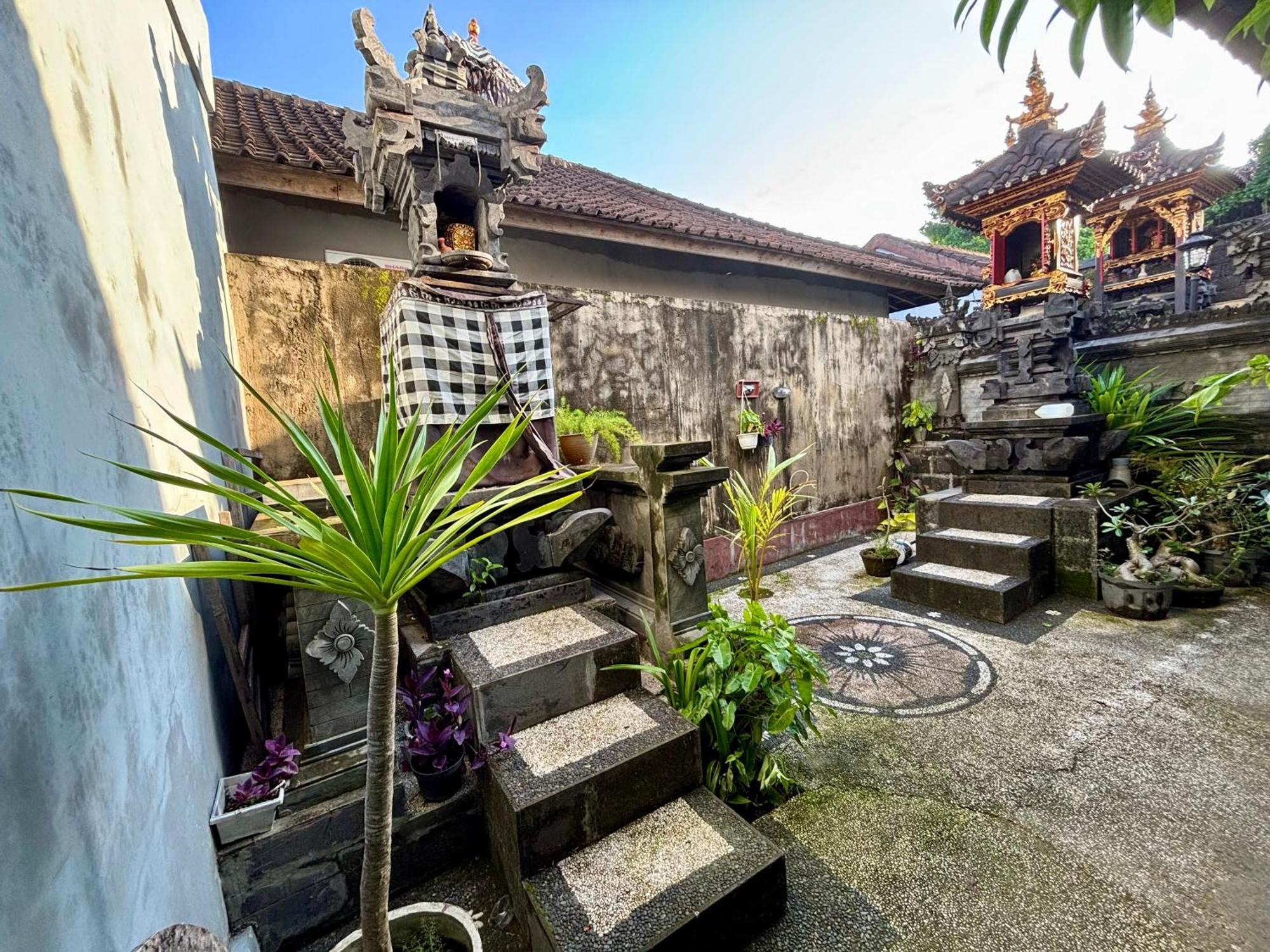 Mama Mega Homestay Pesanggaran Exterior photo